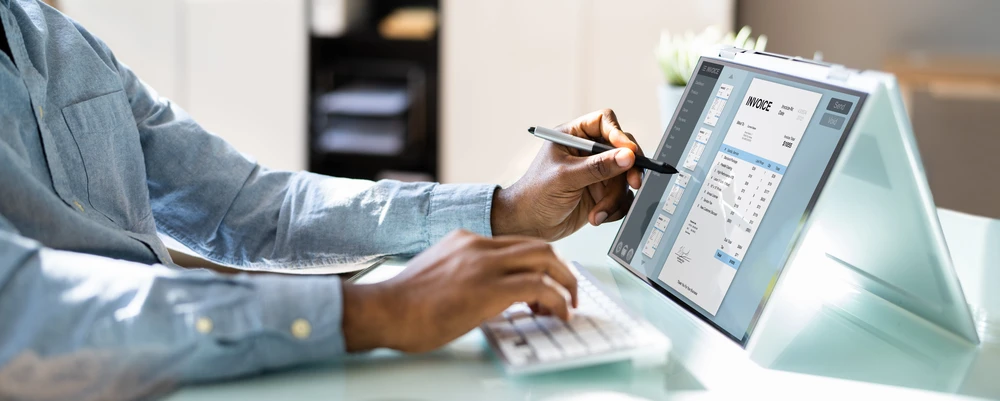 Bureau moderne avec femme en chemise blanche présentant des données holographiques