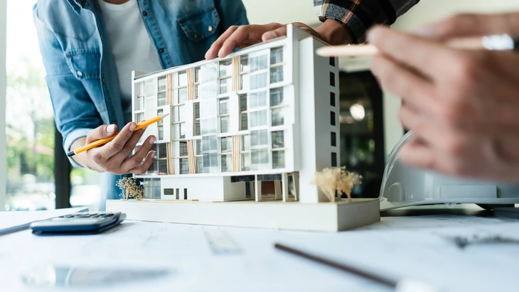 Scène d'extérieur avec table de travail présentant des éléments financiers et immobiliers