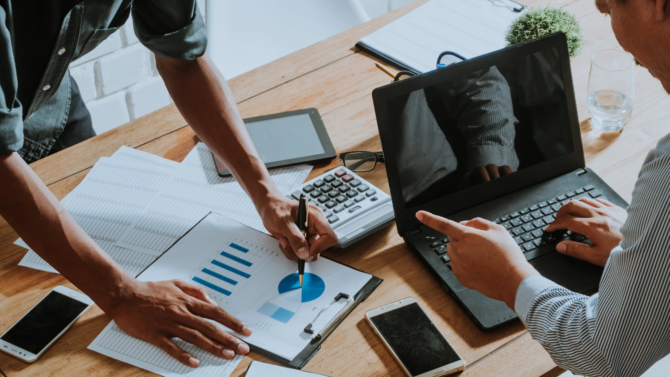 Comptable Effectuant La Facture Sur Ordinateur Au Bureau