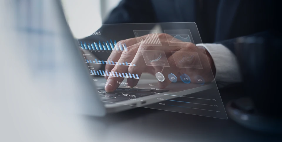 Homme d'affaires en costume manipulant une interface tactile transparente holographique affichant des tableaux de bord analytiques