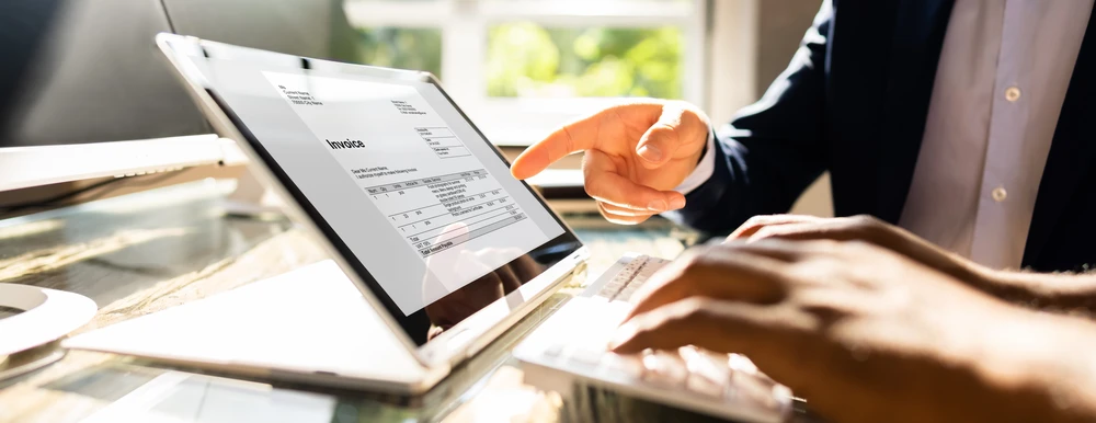 Bureau d'affaires avec personne utilisant calculatrice pour analyses financières