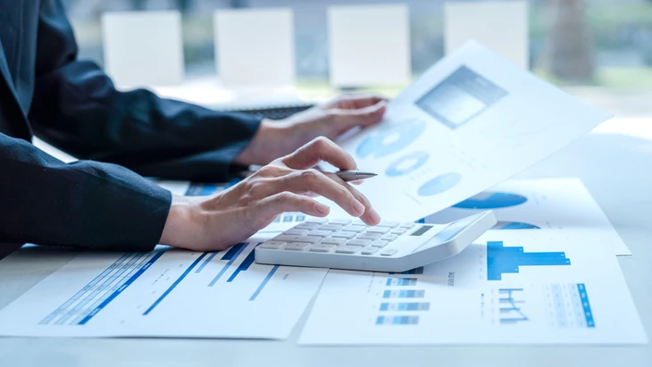 Femme d'affaires avec chèque