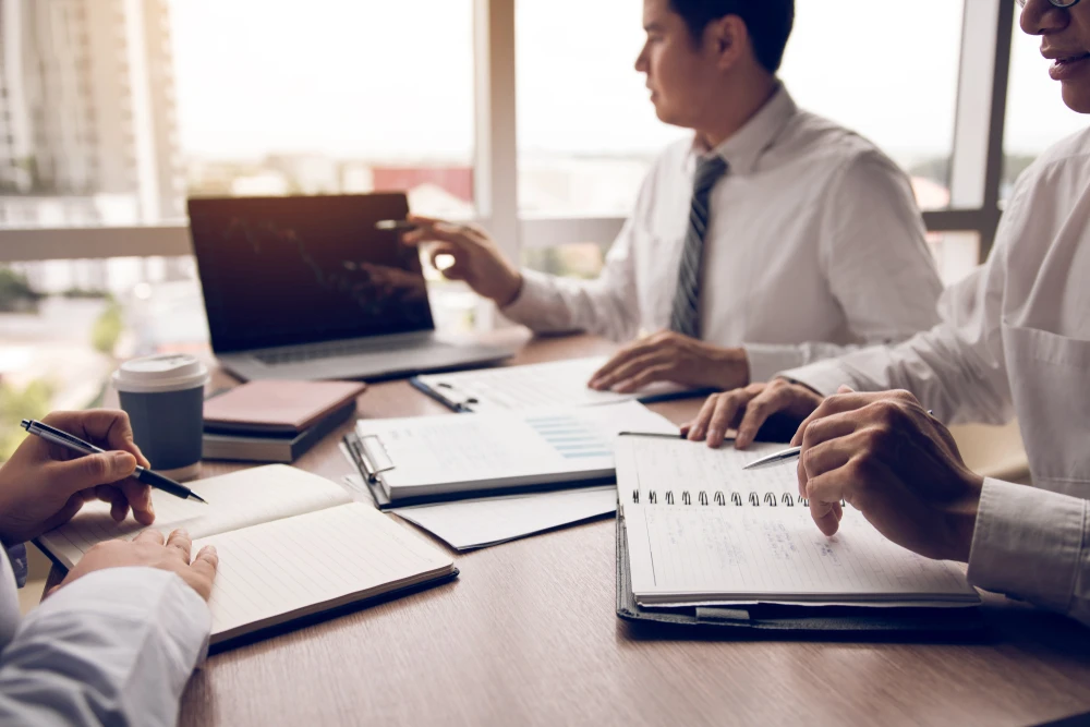 Personne d'affaires Écrire le droit contractuel et le travail sur papier pour les affaires et les finances, rédiger le document, remplir les formulaires de demande d'emploi, le concept d'immobilier contractuel et d'assurance