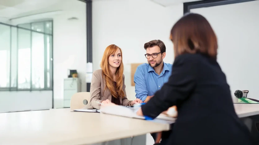 Homme travaillant sur ordinateur portable dans bureau moderne, analysant des graphiques financiers et tableaux de bord comptables à l'écran