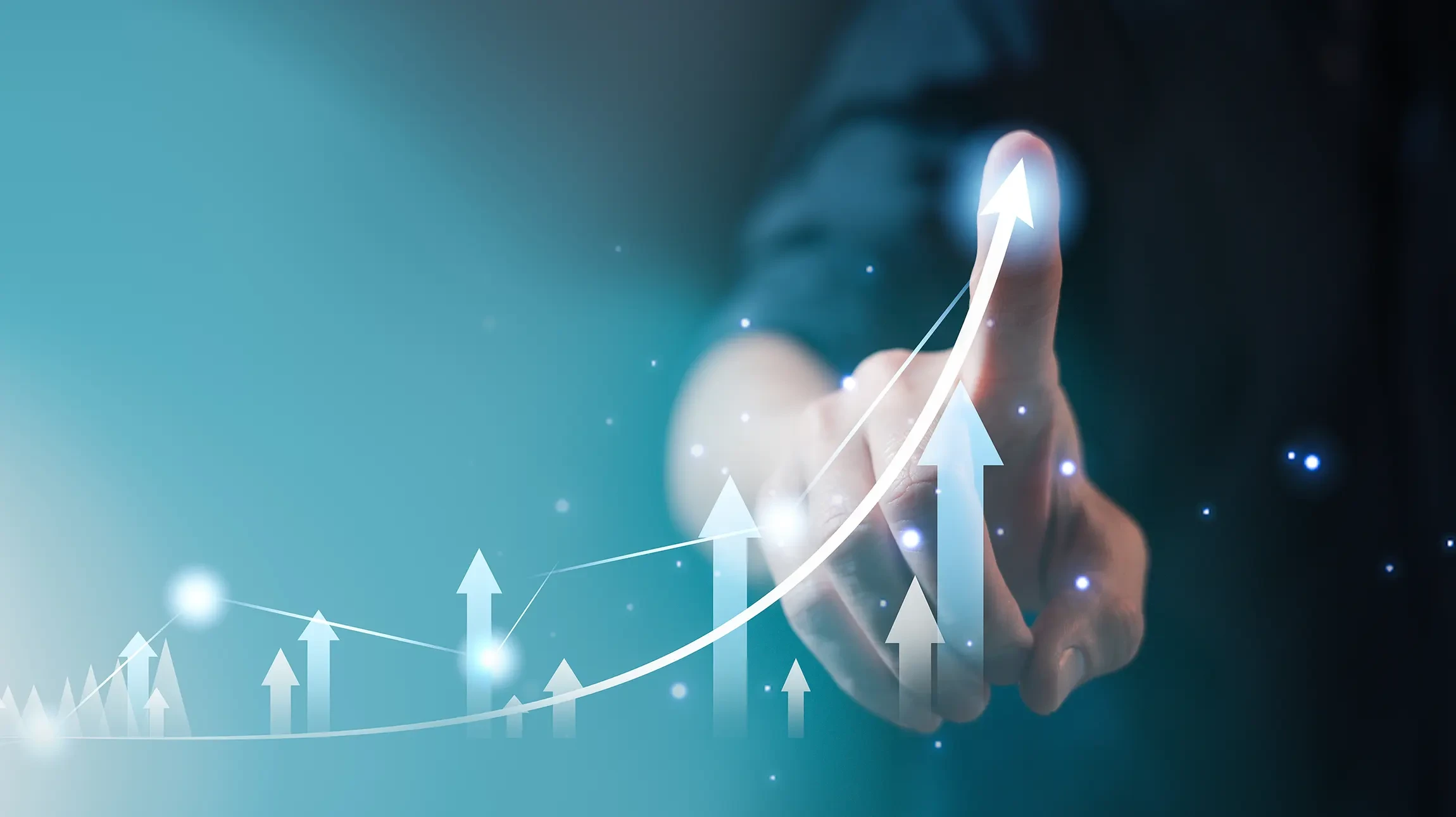 Homme d'affaires en costume travaillant dans bureau moderne avec deux ordinateurs portables affichant tableaux de données et graphiques